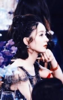  赵丽颖|没有感情的机器人!赵丽颖切肉切到手抖,穿厨师服秒变五星级大厨