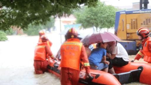 困围|被洪水困围女孩趴消防员背上睡着：就算大雨把整座城市倾覆，我会给你怀抱