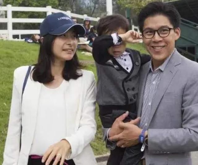  助阵|郭晶晶高调助阵霍启刚，踩平底鞋换发色好洋气，衬衣西裤优雅大方