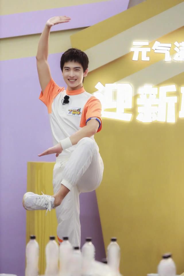  粉丝网友|杨洋在《元气满满的哥哥》用浑身解数一字马唱365个祝福，网友称有绝活啊