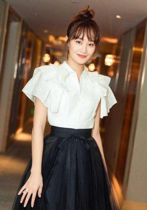 跳舞|蓝盈莹《浪姐》现状堪忧,饭桌前跳舞无人理会,姐妹表情太尴尬