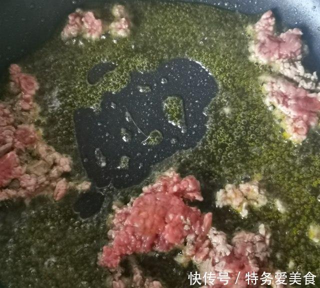  牛肉|牛肉末炒蒜薹，超下饭的一道菜，当然喝粥也是绝配