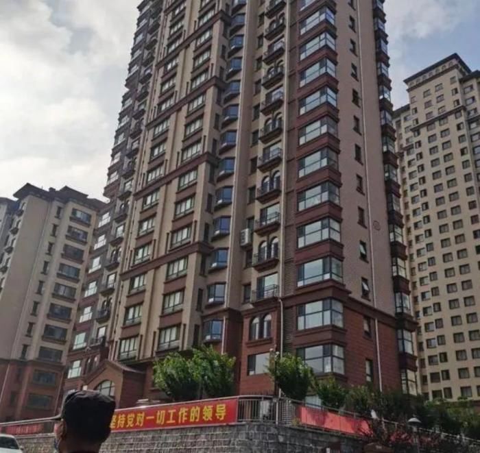  玉米棒|整栋楼住户做DNA鉴定，高空抛玉米棒肇事者被吓到“自首”，登门道歉