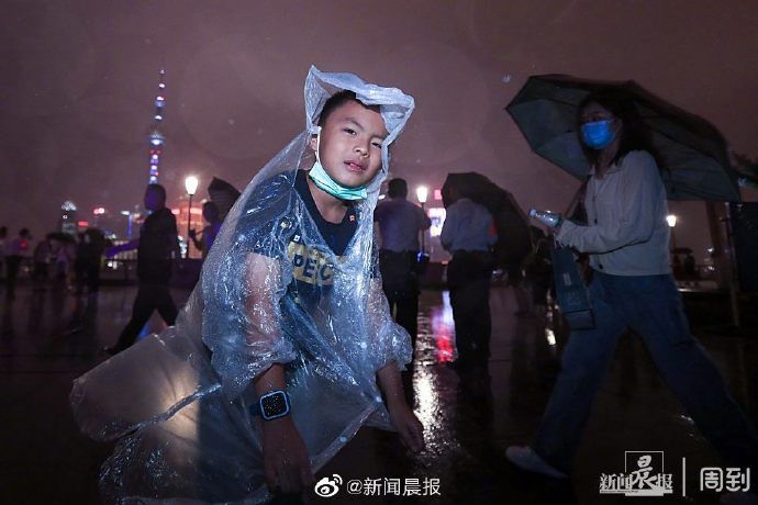 折伞|台风黑格比来袭，上海“两黄一蓝”高挂，外滩风大雨急，折伞无数