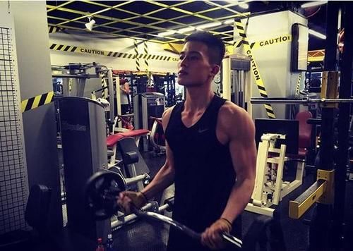  别人|晒晒欧豪如今住的豪宅，别人家都是挂欧式油画，他家却挂着卡通画