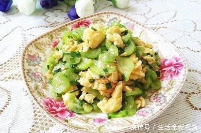 丝瓜|做丝瓜炒鸡蛋时,先炒丝瓜还是先蛋,很多人做错,难怪丝瓜不滑嫩