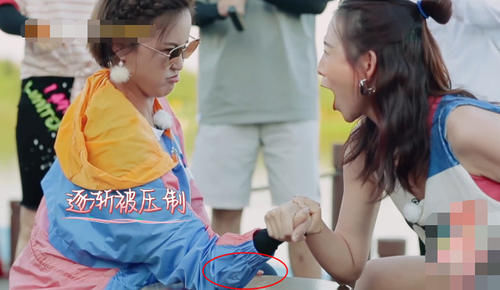  手腕|张歆艺和蔡少芬掰手腕，谁注意她另一只手咋放的？输是必然的
