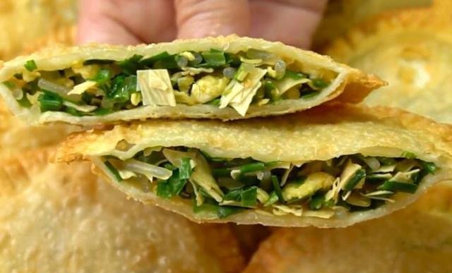  倒入|我家隔三差五吃的一道面食，酥脆鲜嫩又顶饱，出锅后我一顿吃4个