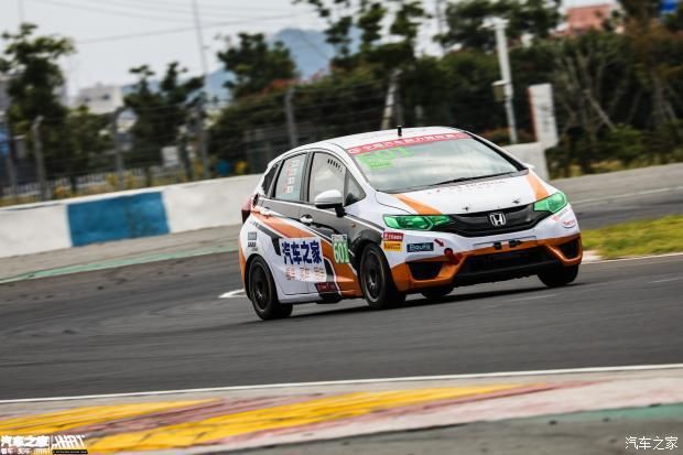 转向|601号赛车被撞，轮圈缺一块还能完赛。818号赛车突然无法转向