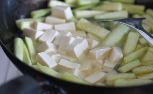  做法|丝瓜试试这种简单的做法，清爽鲜美又解暑，喝一碗还想来一碗