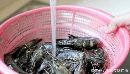 热水|煮虾时,冷水下锅还是热水下锅?这一步搞错了,难怪腥味重