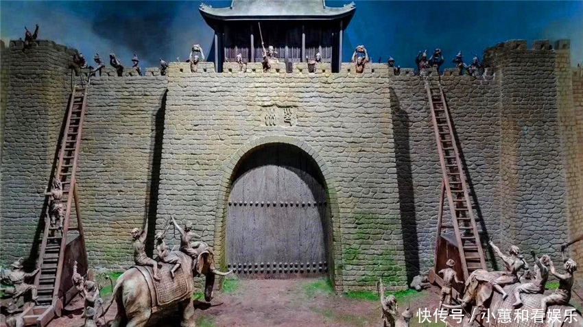 士兵|古代敌人攻城时,守城士兵为何不去推梯子,反而费力往下扔石头?