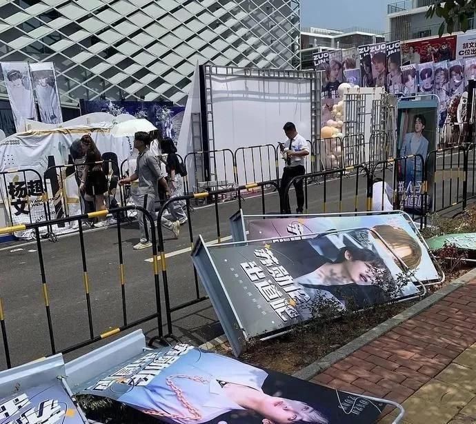  总决赛|《少年之名》总决赛场，史上最糊选秀？出圈的却只有“寒酸场地”