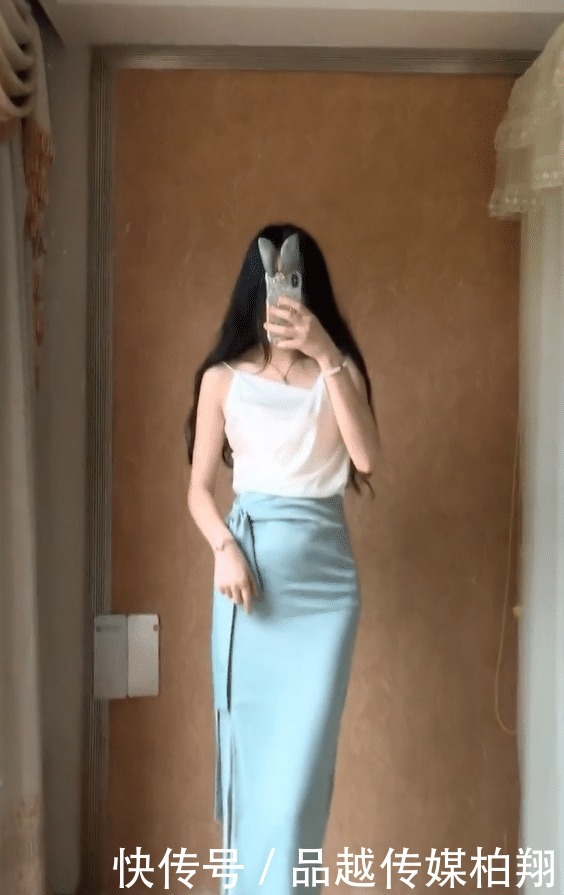 丝质|美女一身丝质搭配真有女人味,颜值呢?