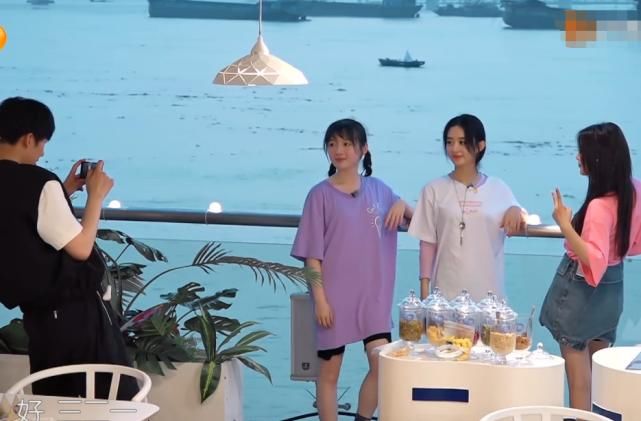 李浩菲|杨超越给李浩菲起外号，当着大家的面喊浩菲，赵丽颖听到笑出声