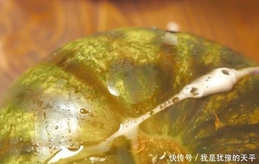 封蜡|男子用封蜡将西瓜封住,半年后重新打开,一刀切开当场就吐了
