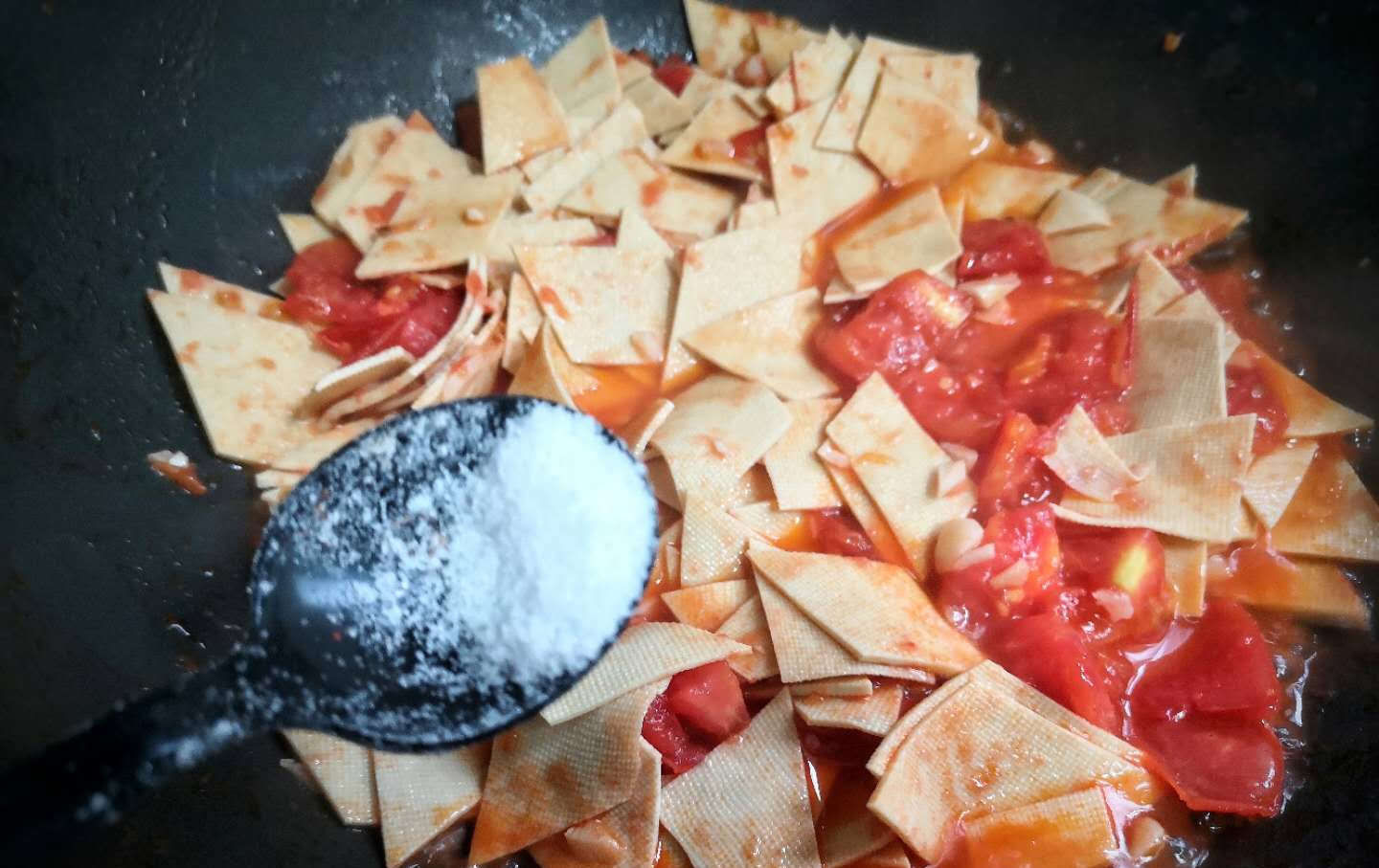  西红柿炒豆|8月不吃肉，也要给孩子吃它，3元一斤，蛋白质含量极高，比肉还香