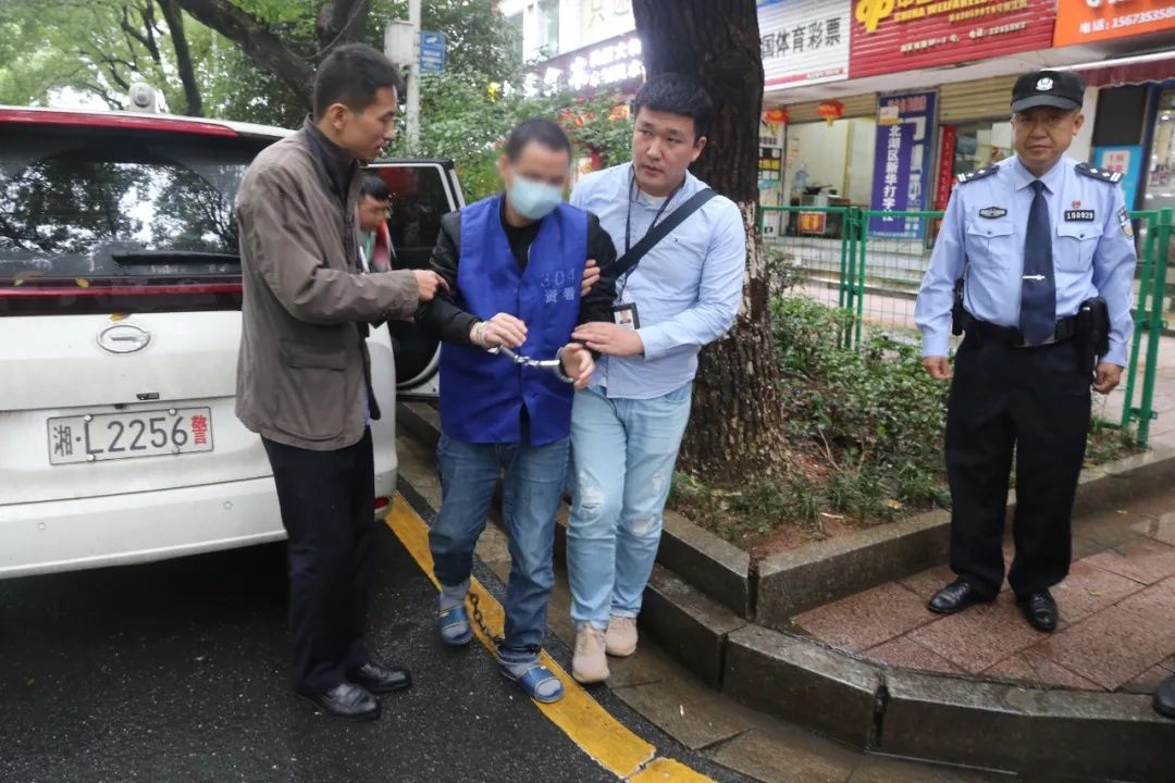 密码|深夜行窃惊醒打工女孩，他用刀捅伤对方逼问银行卡密码，逃亡15年后终于落网