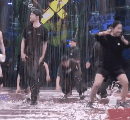  真的|王一博玩水一脚踩出“王炸”效果，看到他身边的队员，真的太难了