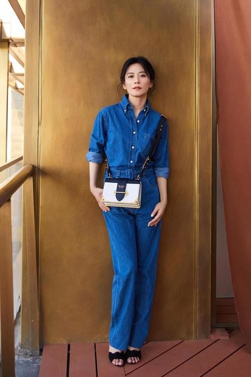 俞飞鸿|俞飞鸿太可了！穿大妈T恤配牛仔裤都这么气质，换别人穿就弱爆了