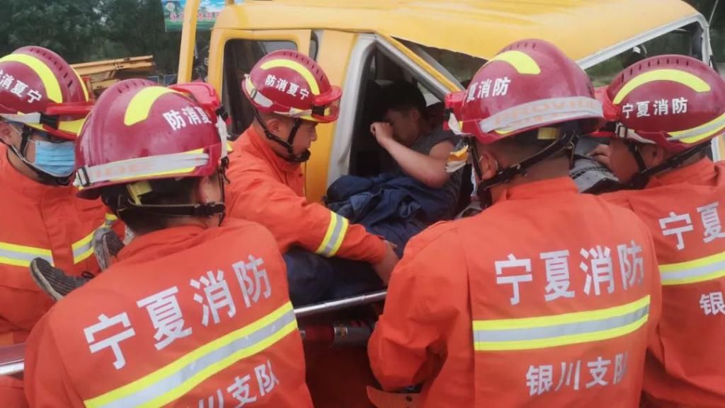  迎面|突降暴雨路面湿滑，宁夏一辆水泥罐车与小货车迎面相撞！