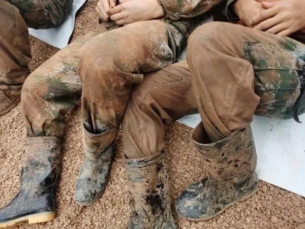 官兵|【青分享】多支部队的7000余名官兵正在第一线参加抗洪抢险任务