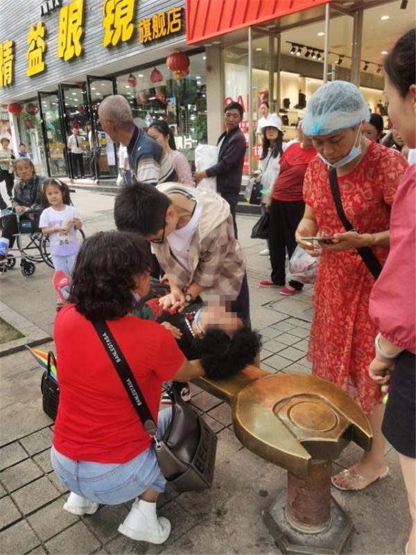 老太|六盘水七旬老太晕倒街头，白衣天使恰好经过……