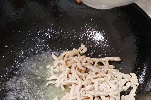  技巧|不管炒什么肉丝都不要直接下锅，教你2个小技巧，肉丝鲜嫩不粘锅