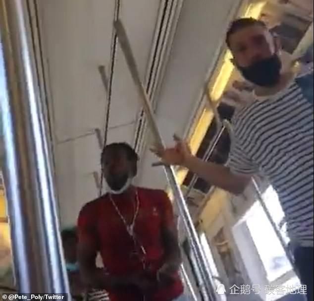 拳打脚踢|26岁女子地铁上拍一对夫妇殴打20岁男子被发现,同样遭到拳打脚踢