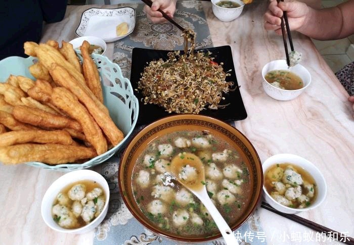  朋友|炸油条时，有人加鸡蛋，有人加泡打粉，其实都不对，教你正确做法