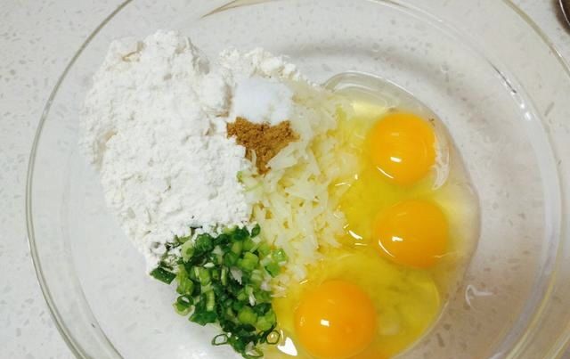  土豆|1个土豆3个鸡蛋，一搅一烙5分钟出锅，我家孩子早餐最喜欢吃它了