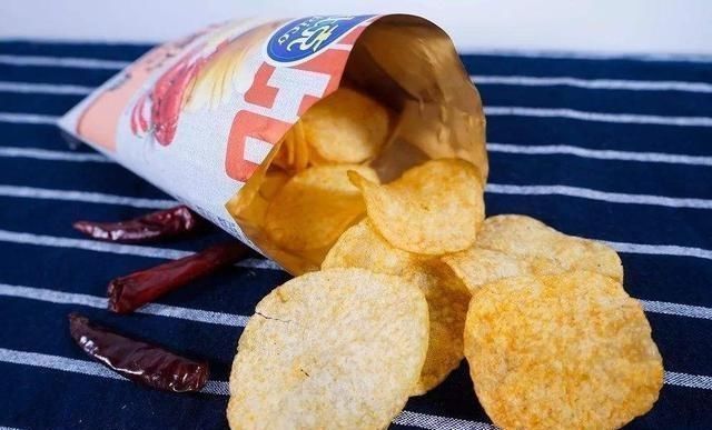 好不容易|吃零食的时候,让你感到非常尴尬的6个瞬间,你遇到过吗