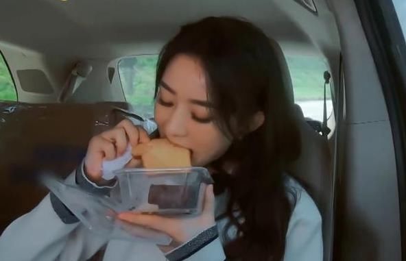 真人秀节目|赵丽颖吃蛋糕忘带餐具,看到她吃法,网友:太精致了吧