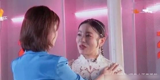  破姐|在《破姐》场景中，黄圣依假装哭，杜华在丁当衣服上擦了擦手