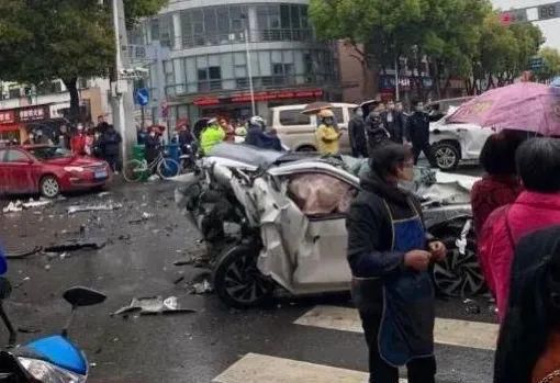  思域|又是思域！尾箱被撞没了，15秒事故造成2死2伤