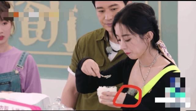  进食|赵丽颖《中餐厅》进食一边吃一边吐，卫生习惯遭嘲讽：太恶心了