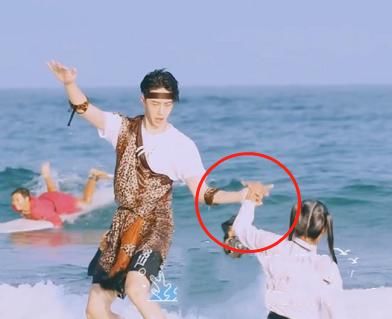  有种|有种击掌方式叫王一博，别人都是手心对手心，他却与众不同，酸了