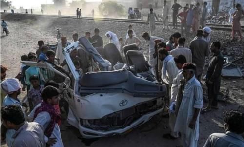  亲戚|一家19人参加亲戚葬礼返途中意外死亡，司机侥幸与火车抢道，客车被撞粉碎