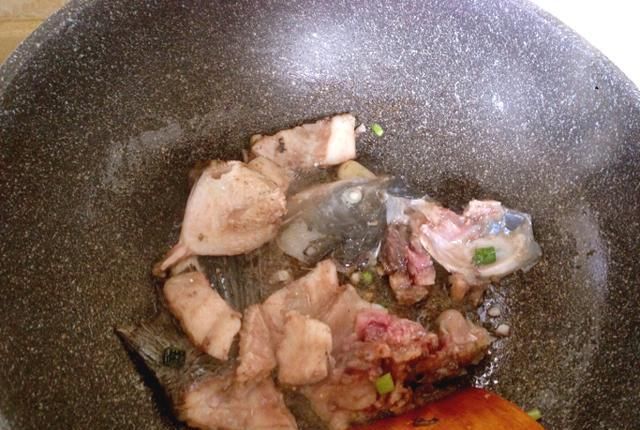  豆腐|鲜浓爽口鱼骨豆腐香菇汤，一条鱼吃两顿还不重样，鲜香补钙