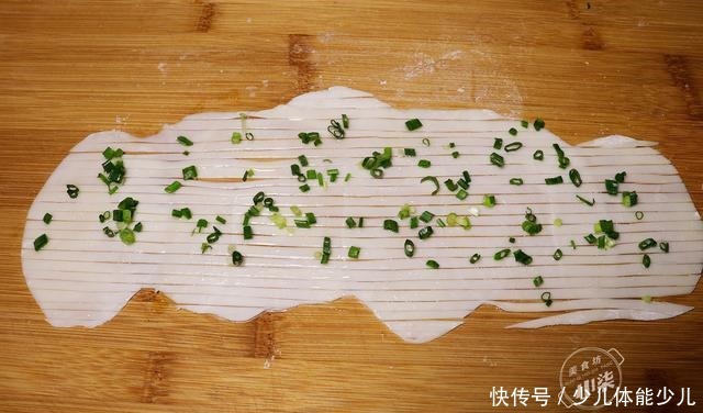 张剩|6张剩饺子皮,一把葱花,简单一做,外酥里软,全家人抢着吃