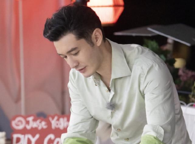  刘宇宁|黄晓明合照玩手机引热议，镜头放大看清手机内容后，瞬间原谅他了