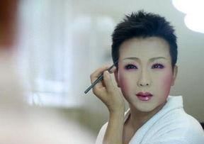  现况|草根逆袭抛弃糟糠女友，娶外国高官之女隐婚9年，李玉刚现况如何