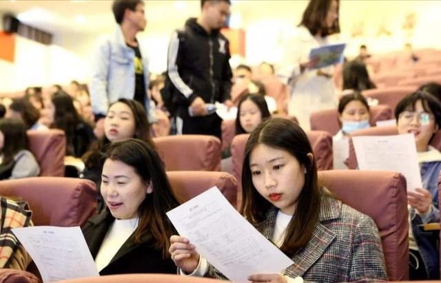  人力资源管|这四个专业最适合女生报考，就业率高，待遇好，女生如鱼得水