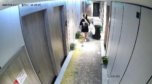  熟睡|塑料姐妹！女子趁闺蜜熟睡，竟拿走她手机悄悄做这事...