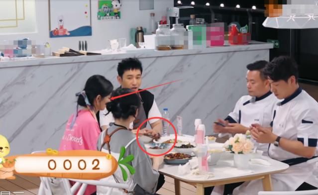  暴露|黄晓明饭前宣布事情, 别人都暂停手中的活, 谁注意赵丽颖在干啥? 暴露修养