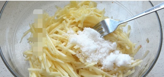 加上|多给孩子吃苹果,加上鸡蛋搅一搅,锅里一摊,孩子天天嚷着吃