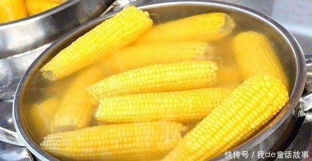  放上|煮玉米时，记着别用清水直接煮，放上2样料，玉米软糯又香甜