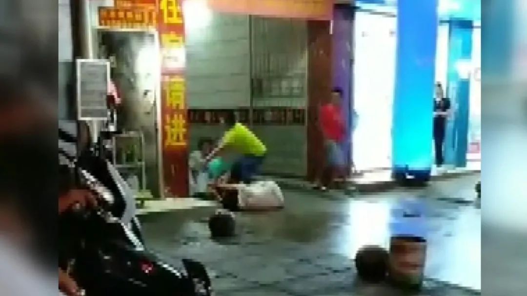  围观|网传“澄迈一男子当街殴打妻子并开车碾压？”现场多人围观，警方回应了