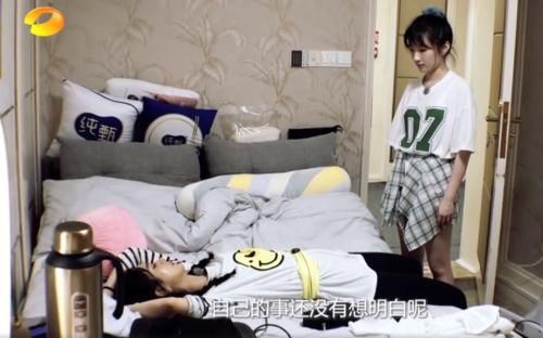  倒头|《中餐厅4》赵丽颖1人担任6个职位，下班后累到不吃晚饭，直接倒头就睡