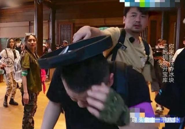  雪儿|你砸我？雷佳音被孔雪儿砸懵，脸上表情不对引粉丝不满：玩不起